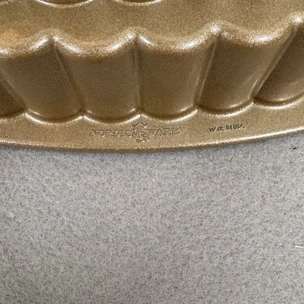 Nordic Ware Tiered Heart Bundt Pan Excellent Condition